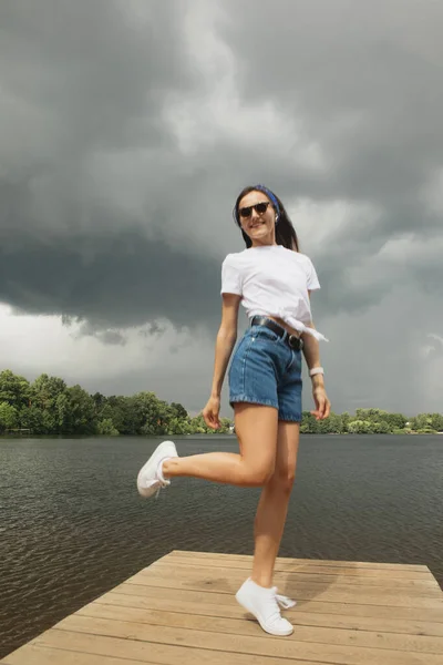 Uma Jovem Mulher Alegre Shorts Uma Camiseta Branca Fica Uma — Fotografia de Stock