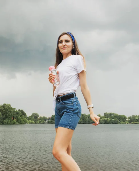 Mulher Bonita Alegre Shorts Camiseta Branca Relaxante Junto Lago Desfrutando — Fotografia de Stock