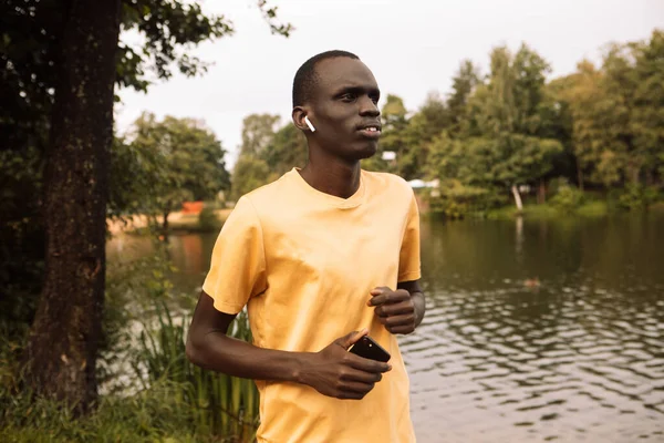 Młody Czarny Mężczyzna Biegający Nad Jeziorem Słuchawkami Dzień Dobry Letni — Zdjęcie stockowe