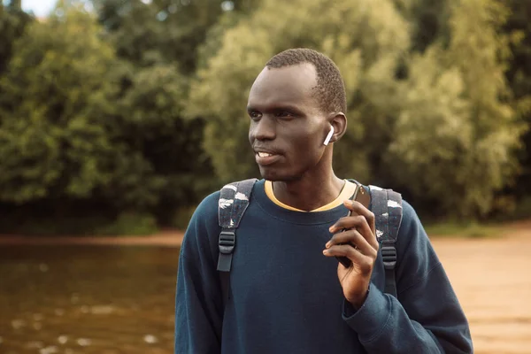 Ein Junger Schwarzer Mann Joggt Mit Kopfhörern Der Nähe Eines — Stockfoto