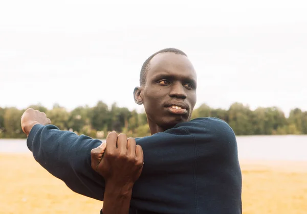 Junger Mann Macht Dehnübungen Draußen Afrikaner Beim Training Strand Lifestyle — Stockfoto