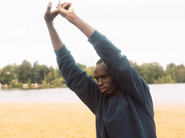 Jeune Homme Faisant Exercice Étirement Dehors Africain Entraîne Plage Mode — Photo