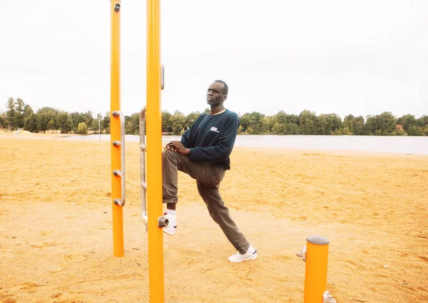 Jeune Homme Faisant Exercice Étirement Dehors Africain Entraîne Plage Mode — Photo