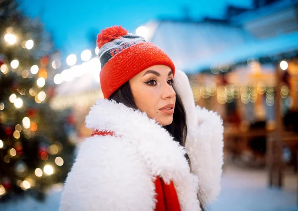 Charmante Junge Frau Auf Dem Weihnachtsmarkt Neben Dem Neujahrsbaum Winterzeit — Stockfoto