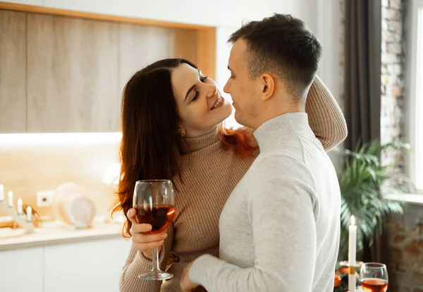 Jeune Couple Amoureux Buvant Vin Rouge Cuisine Confortable Maison Amour — Photo
