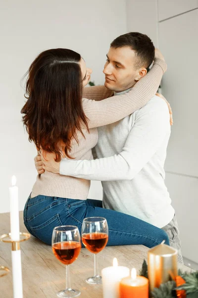 Jeune Couple Amoureux Étreignant Buvant Vin Rouge Dans Des Verres — Photo