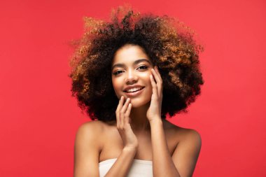 Kırmızı arka planda güzel makyajlı genç Afrikalı modelin portresi