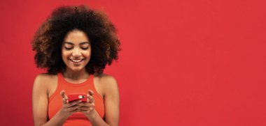 Güzel etnik kadın portresi modern cep telefonuna sahip, sörf ağında elektronik cihaz kullanıyor, kablosuz internete bağlı