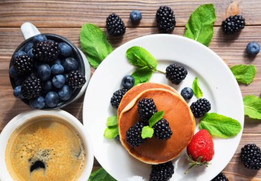 Kahvaltıda böğürtlenli ve çilekli krep. Yumuşak ve lezzetli krep. Üst görünüm.