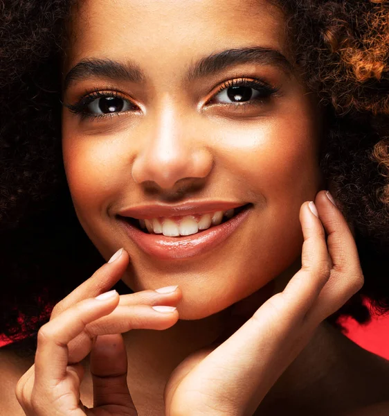 Retrato Modelo Joven Africano Con Hermoso Maquillaje Sobre Fondo Color —  Fotos de Stock