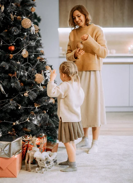 Happy Young Mother Little Daughter Decorating Christmas Tree Home Family — Stock Photo, Image