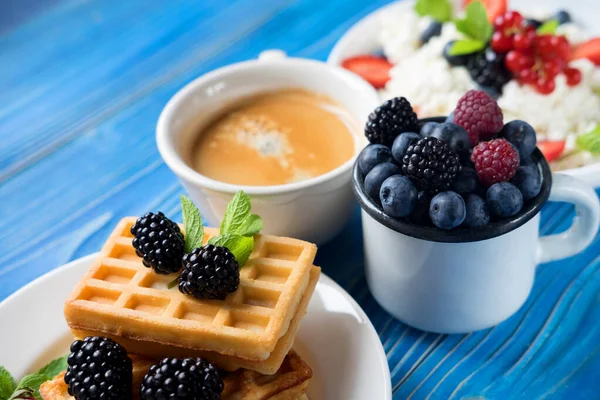 新一天的早餐不错 用蓝莓和一杯咖啡做早餐的黑莓华夫饼 — 图库照片