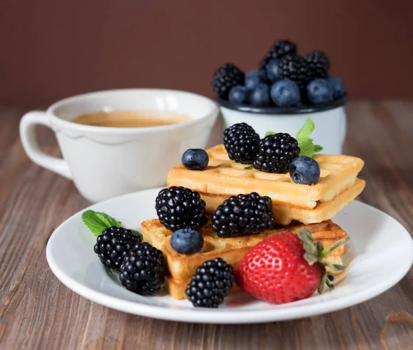Yaban Mersinli Böğürtlenli Waffle Kahvaltıda Bir Fincan Kahve — Stok fotoğraf