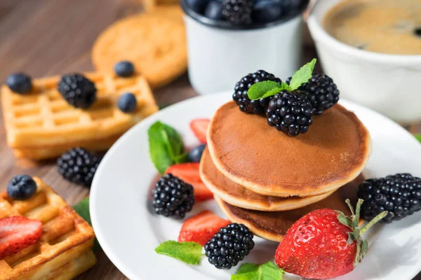 Panqueques Para Desayuno Con Moras Fresas Tortitas Esponjosas Deliciosas Cerca —  Fotos de Stock