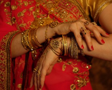 Güzel eller, yaklaşın. Kırmızı sarili Hintli kadın dansçı. Hindistan kültürü ve gelenekleri.
