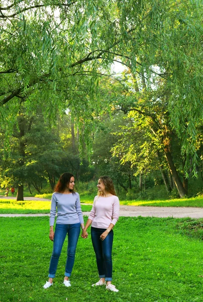 Mère Fille Adulte Tiennent Main Dans Parc Deux Belles Femmes — Photo