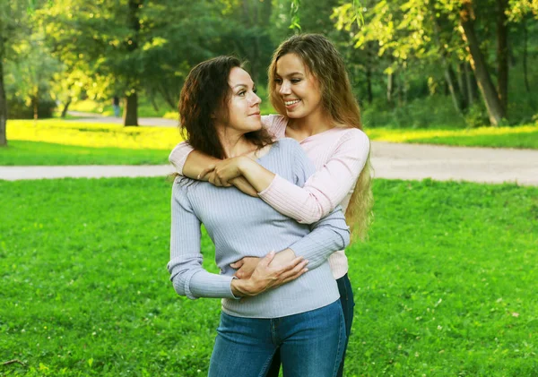 Dwie Piękne Kobiety Matka Córka Spędzają Weekend Parku Letni Szczęśliwy — Zdjęcie stockowe