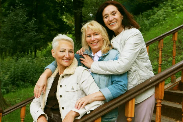 Boldog Idős Nők Akik Jól Érzik Magukat Együtt Szabadban Idős — Stock Fotó