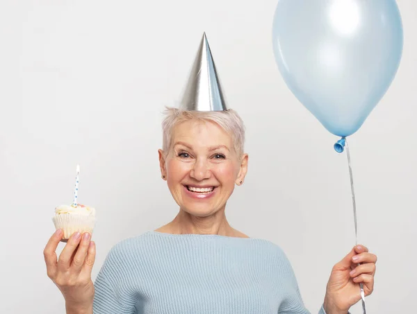 Glad Äldre Kvinna Bär Konisk Hatt Firar Födelsedag Med Cupcake — Stockfoto