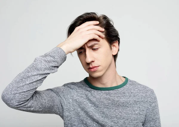 Gestresster Junger Mann Fühlt Schmerzen Mit Furchtbar Starken Kopfschmerzen Konzept — Stockfoto