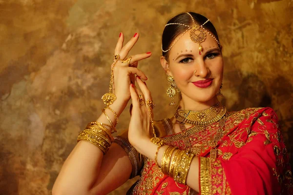 Hermosa Bailarina India Sari Rojo Cultura Tradiciones India — Foto de Stock