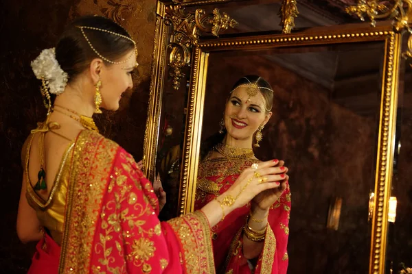 Женщина Модель Индуистская Невеста Сари Носить Золотые Жасминовые Цветочные Гирлянды — стоковое фото