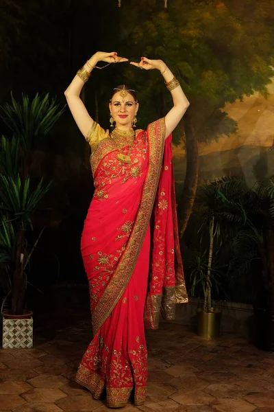 美丽的白人女子穿着传统的印第安服装跳舞 — 图库照片