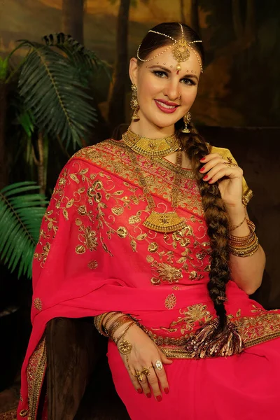 美丽的印度女性的肖像 年轻的后进女人是昆丹珠宝的模特 传统印度服装红色萨里 — 图库照片