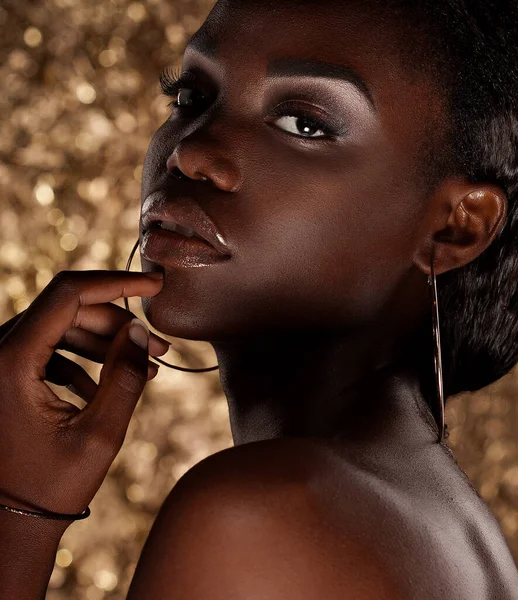 ファッションメイクを施した美しい黒人女性のクローズアップ 金色を背景にした華やかな肖像画 — ストック写真