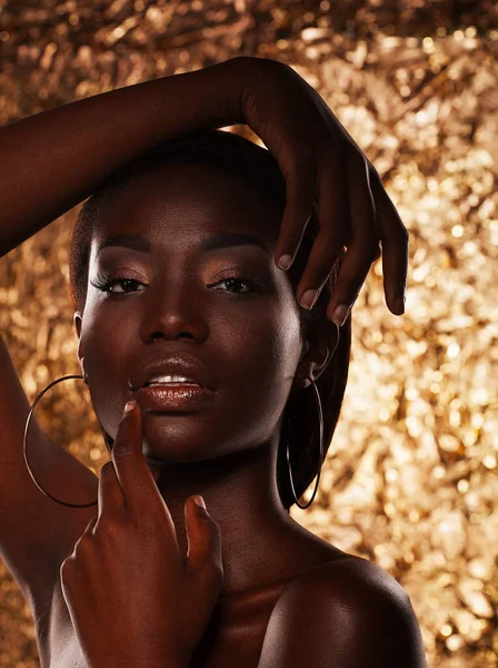 Крупный Портрет Красивой Чернокожей Женщины Стиле Vogue Портрет Золотом Фоне — стоковое фото
