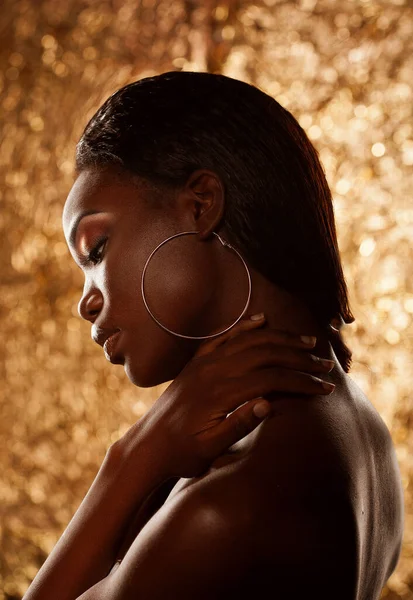 Närbild Porträtt Sensuell Ung Afrikansk Kvinna Mot Guld Bakgrund — Stockfoto