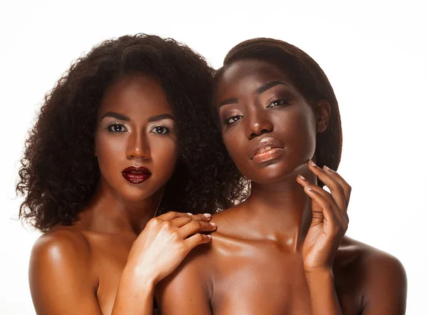 魅力的な美しさ 2人の美しいアフリカ人女性と明るい構成のポーズ白い背景の前に裸の肩 — ストック写真