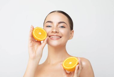 Portakal, güzellik ve kadın stüdyoda doğal cilt parlaklığı, kozmetik ve cilt bakımı için gülümsüyor. Portreyi kapat.