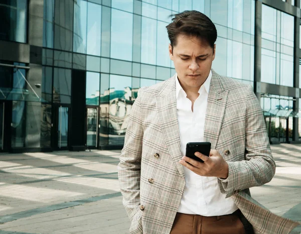 Бизнес Люди Технология Образ Жизни Молодой Красивый Бизнесмен Разговаривает Телефону — стоковое фото