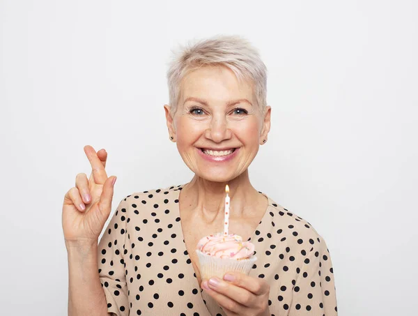 Porträtt Äldre Kvinna Som Håller Födelsedag Cupcake Fira Årsdagen — Stockfoto