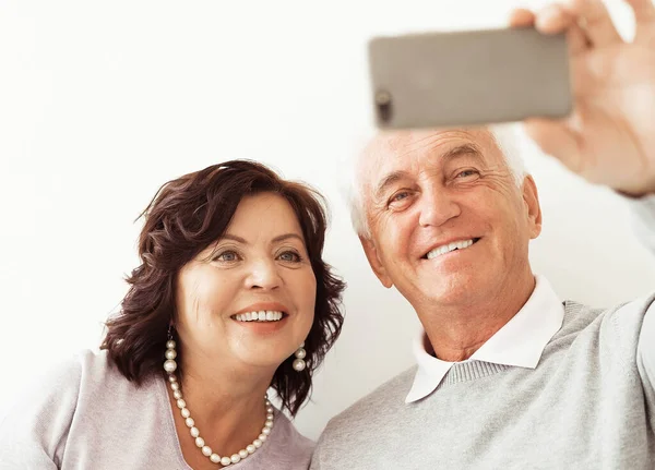Äldre Lyckliga Par Tar Selfie Innehav Smartphone Och Leende Livsstil — Stockfoto