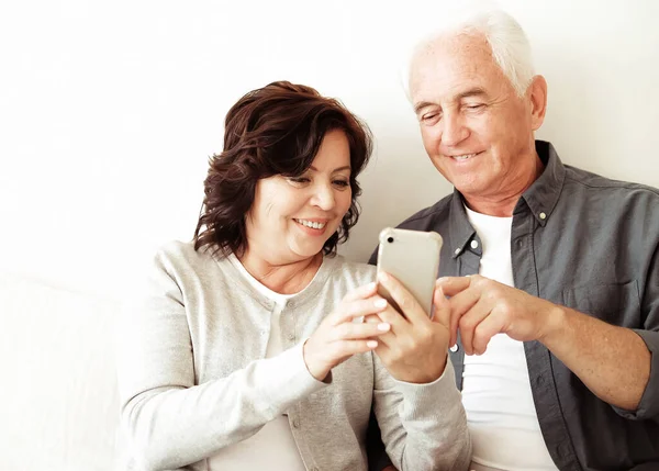 Yaşam Tarzı Aile Kavramı Yaşlı Gülümseyen Bir Çift Akıllı Telefonuyla — Stok fotoğraf