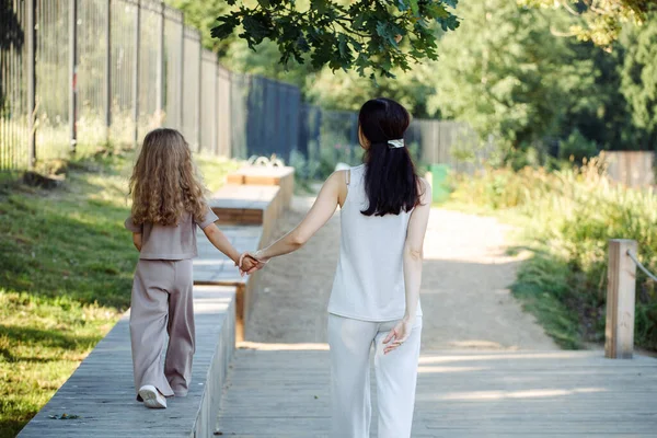 Una Pequeña Hija Sostiene Mano Madre Madre Hija Caminan Parque —  Fotos de Stock