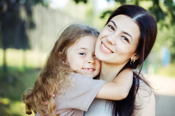 Feliz Verano Hijita Abrazando Joven Madre Feliz Parque Concepto Estilo —  Fotos de Stock