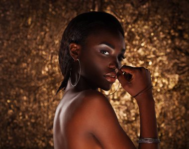 Altın arka planda güzel Afro-Amerikan kadın modelinin portresi.