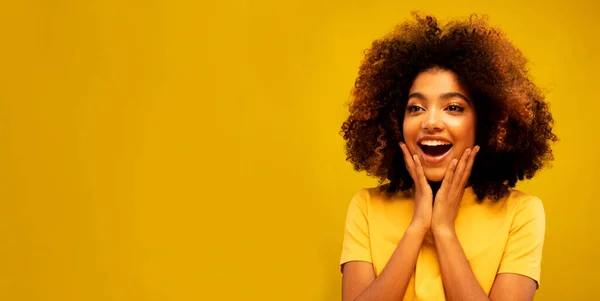 Lifestyle Emotions Und People Konzept Überrascht Staunende Schöne Afro Frau — Stockfoto