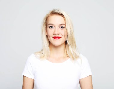 Neşeli gülümseyen güzel sarışın bir kadının portresi.