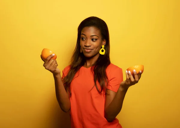 Jeune Afro Américaine Femme Tenir Des Tranches Orange Regard Étonné — Photo