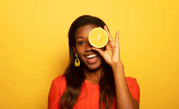 Jeune Afro Américaine Femme Tenir Des Tranches Orange Regard Étonné — Photo