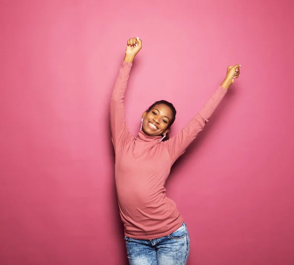 若いアフリカ系アメリカ人女性は フリーダンスを踊り 勝利と成功を祝い 活気に満ちたエネルギーを感じます — ストック写真