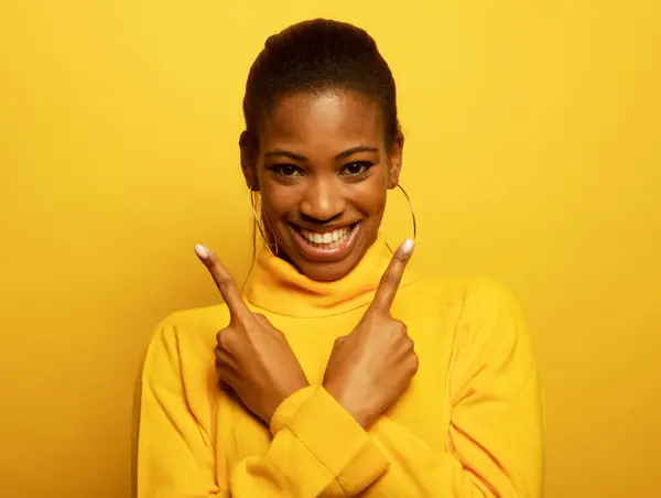若い美しいアフリカ系アメリカ人の若い女性のポートリアは 黄色の背景に広く微笑みます — ストック写真