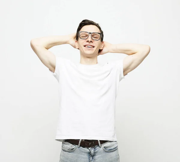 Jonge Knappe Man Dragen Witte Shirt Kijken Naar Camera Grijze — Stockfoto