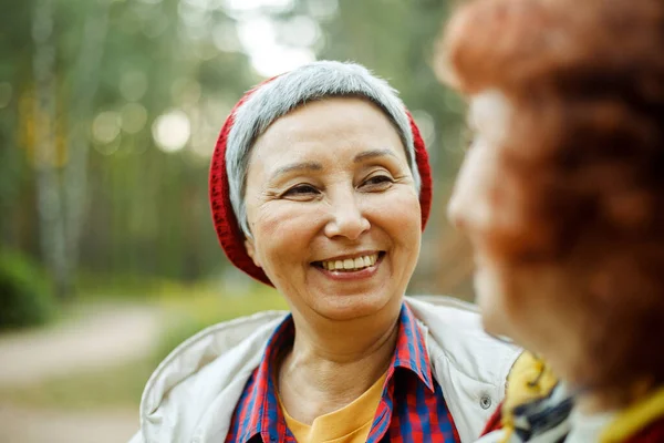 Vidám Nyugdíjas Női Barátok Beszélgetnek Nevetnek Őszi Parkban Életmód Idősek — Stock Fotó