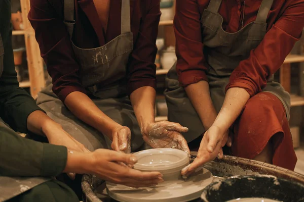 Three Women Working Potter Wheel Making Vase Close Picture — Stock Photo, Image