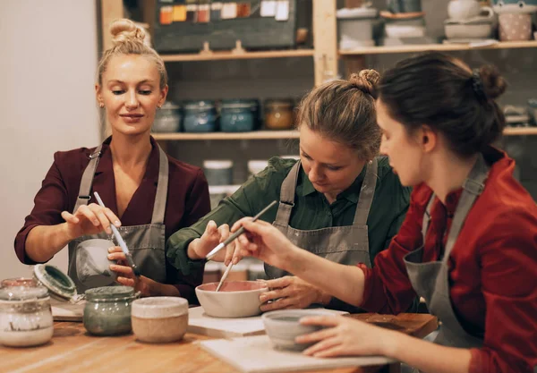 Company Three Cheerful Young Women Friends Painting Ceramics Pottery Workshop — Stock Photo, Image